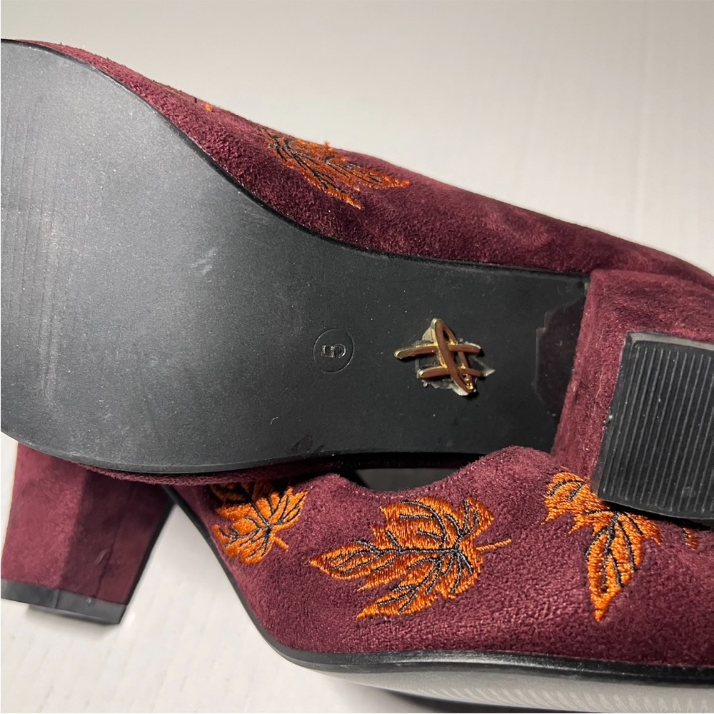 Lulu Hun Lear Embroidered Block Heels - Picture 14 of 15